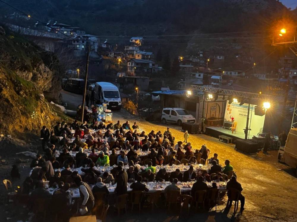 Eyüpsultan Belediyesi deprem bölgesinde gönül sofraları kuruyor