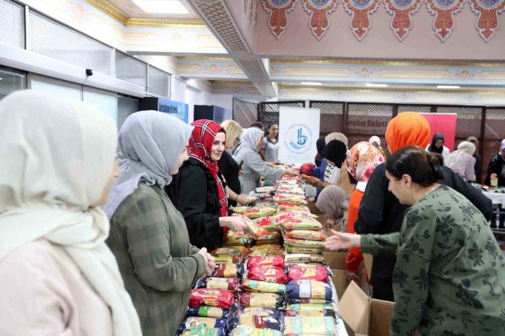 Bağcılarlı kadınlar, harçlıklarıyla depremzedeler için gıda kolisi hazırladı