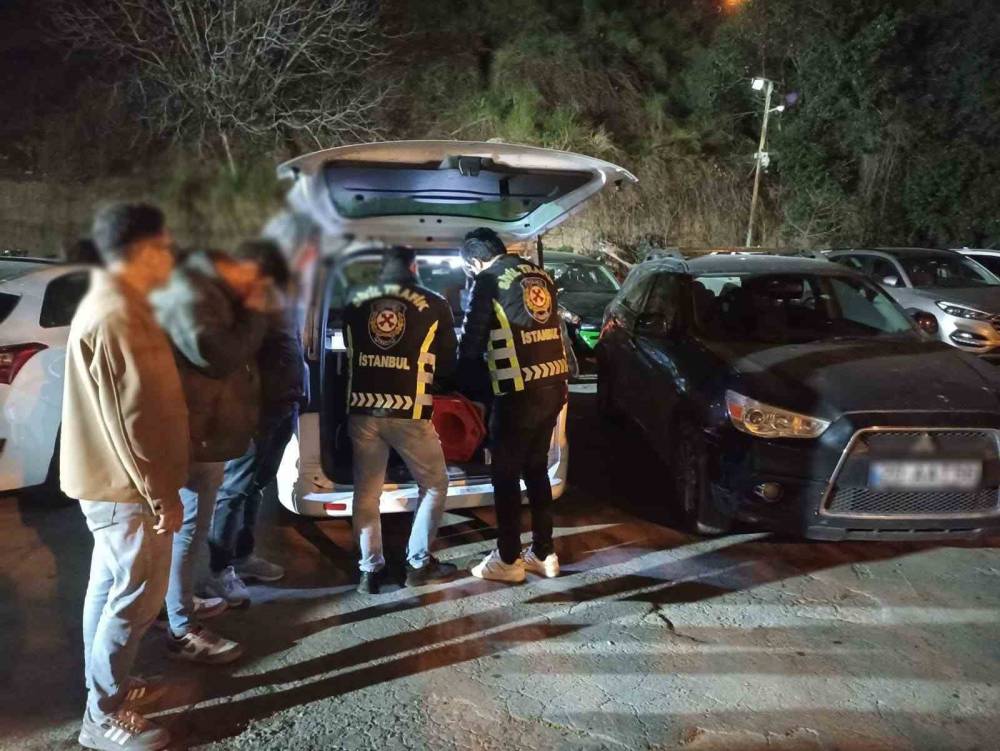 Galata’da hastane yolunu kesip halay çekmişlerdi: Yakalandılar