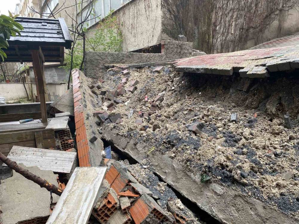 Beylikdüzü’nde sağanak yağış nedeniyle istinat duvarı yıkıldı