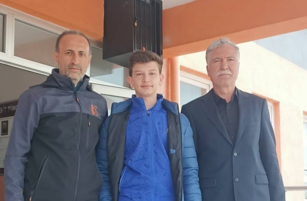 Edremit Lisesi öğrencisi başarısı ile okulun gururu oldu