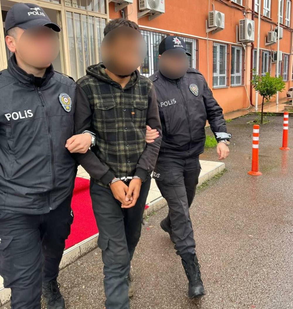 “Kimlik bilgilerin terör örgütlerinin eline geçti” diyerek dolandırdı