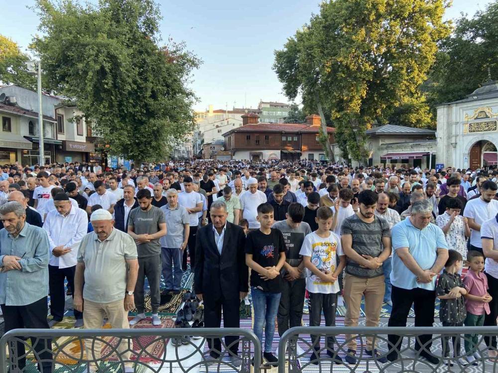 Eyüp Sultan Camisi’nde Bayram Namazı coşkusu: Binlerce kişi camiye akın etti