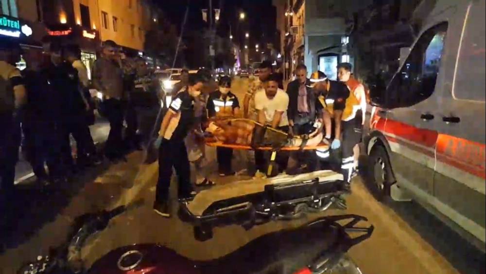 Edirne’de motosiklet yayaya çarptı: 2 yaralı