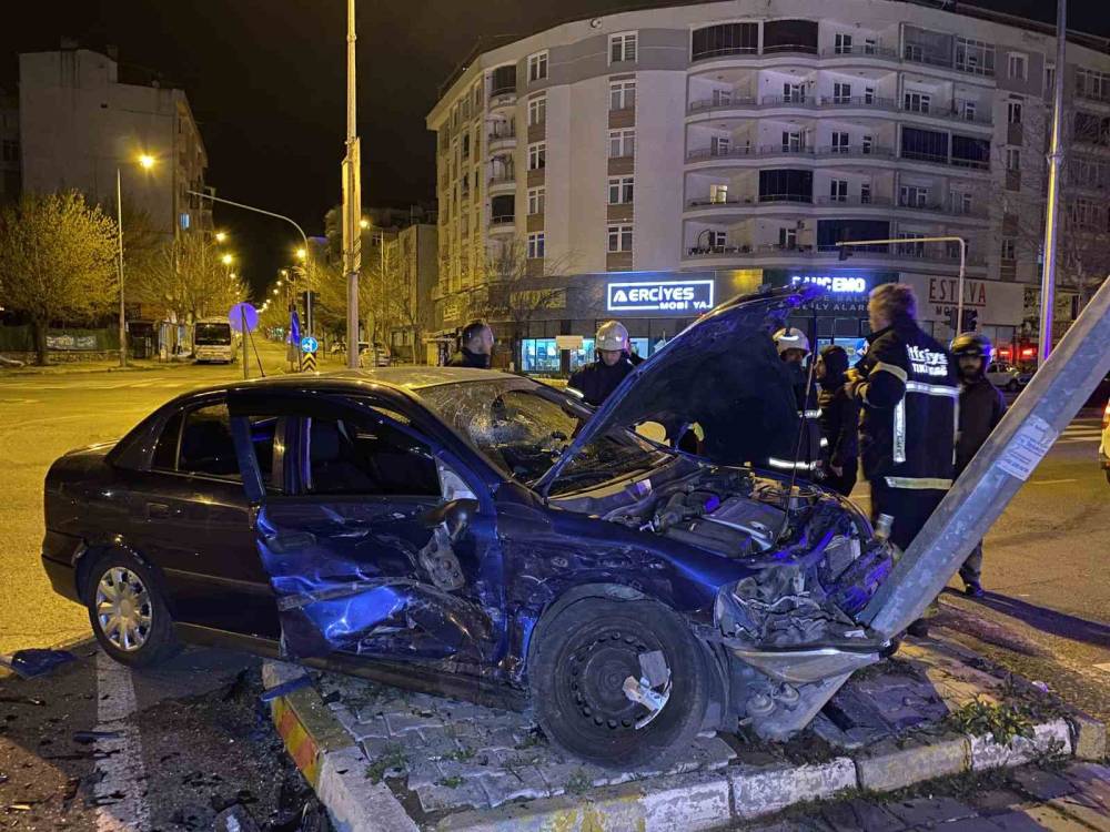 Tekirdağ’da iki otomobil kavşakta çarpıştı: 5 yaralı