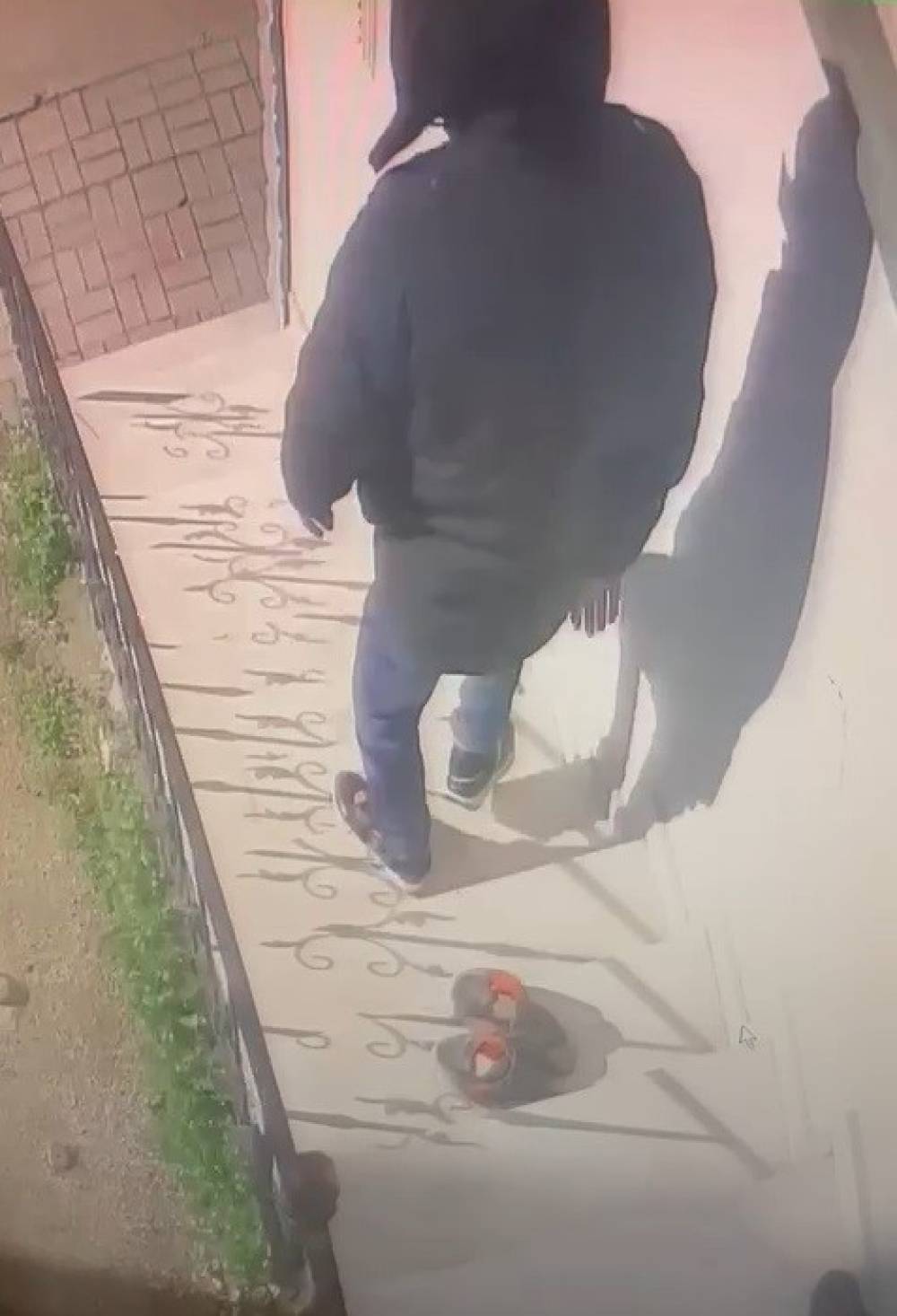 Bursa’da pişkin hırsız...Daire önündeki ayakkabıları çaldı, yerine kendi ayakkabılarını bıraktı