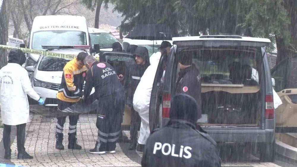 Ümraniye’de mezarlıktaki araçta bir kişinin cansız bedeni bulundu