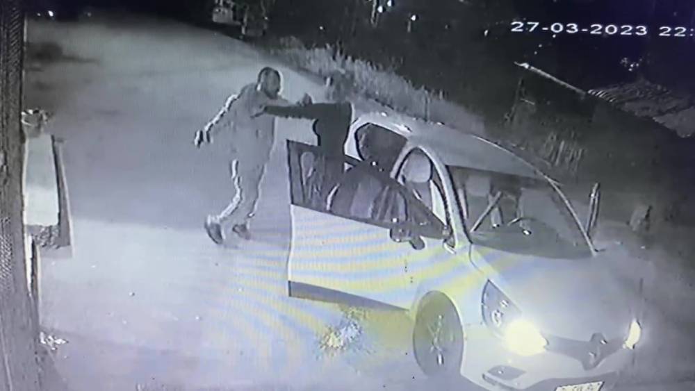 Pendik’te genç kadına sokak ortasında silahlı şiddet kamerada