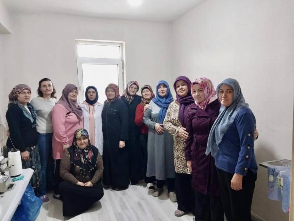 İhtiyaç sahibi ailelere 95 adet giysiyi diktiler