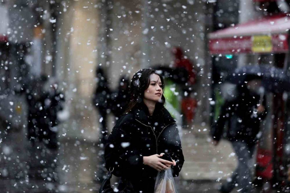 Bursa’da şehir merkezinde kar sevinci