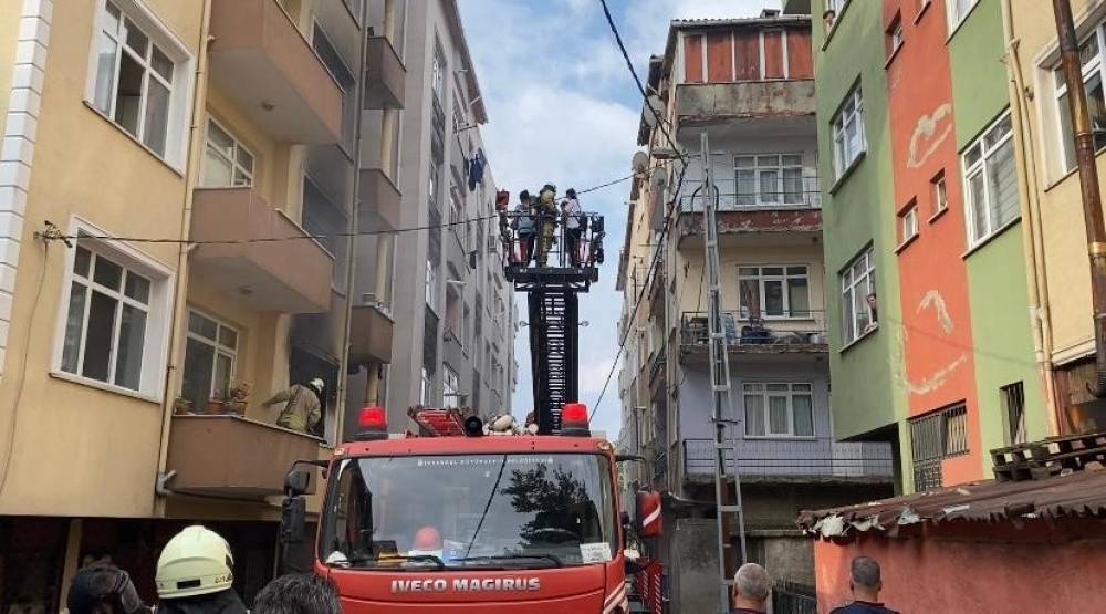 Pendik’te bayram günü korkutan yangın: Mahsur kalanlar kurtarıldı