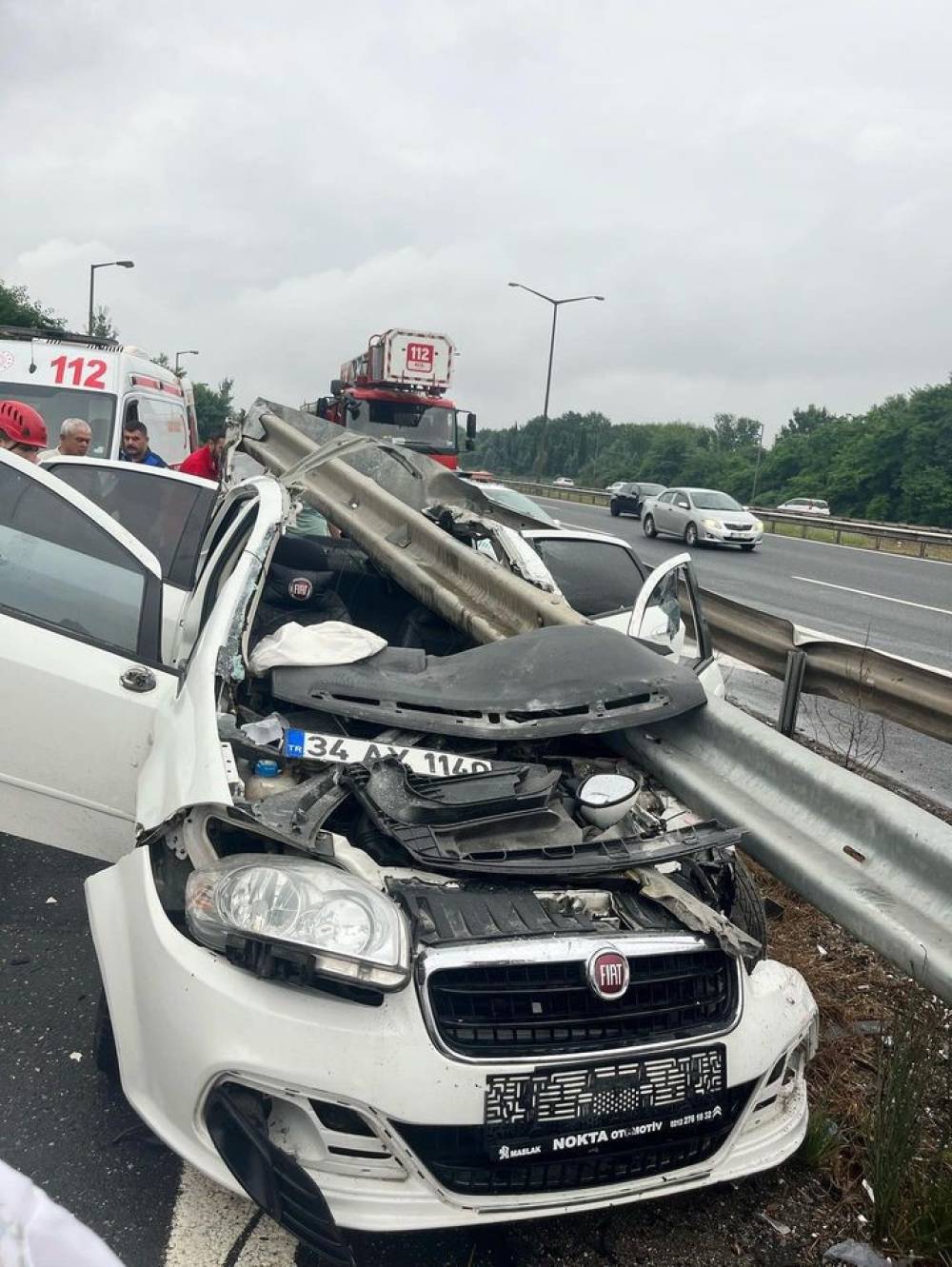 Anadolu Otoyolu’nda otomobil bariyerlere ok gibi saplandı: 3 yaralı