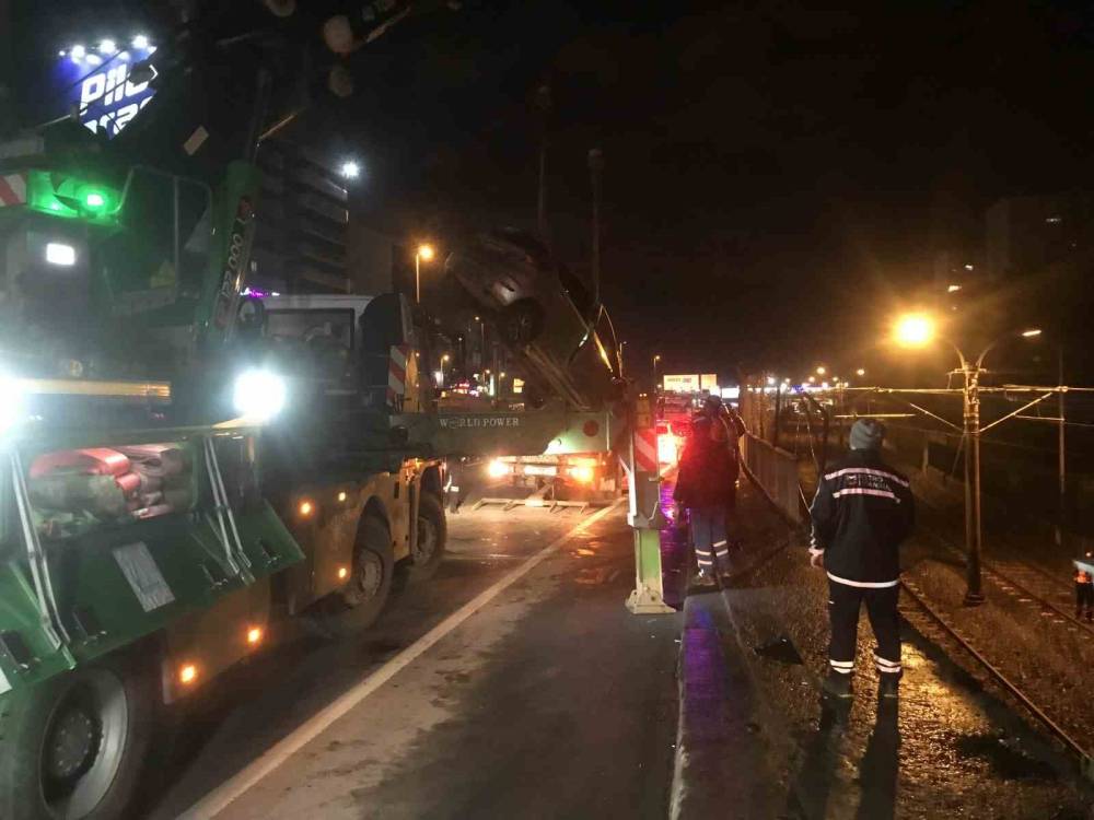Bakırköy’de kontrolden çıkan araç metro yoluna uçtu: 2 yaralı