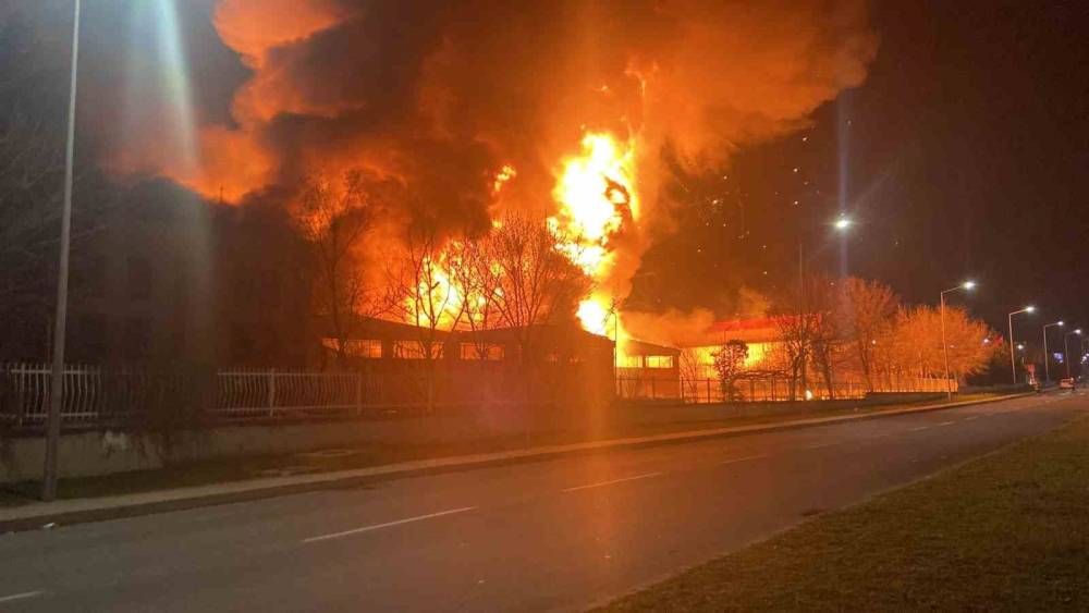 Fabrika alev alev yandı: Alevler gökyüzünü aydınlattı