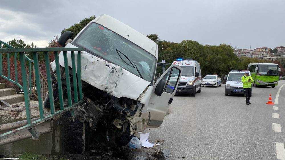 Kontrolden çıkan panelvan üst geçide çarparak durabildi: 2 yaralı