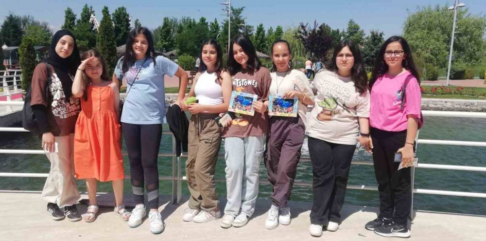Öğrencilere karne hediyesi olarak Eskişehir’e gitti