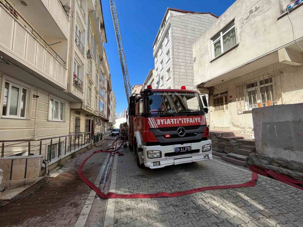 Esenyurt’ta 5 katlı binadan alevler yükseldi: Yangın 2 binaya daha sıçradı