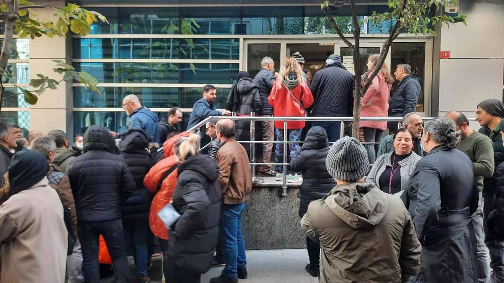 İstanbul’da vatandaşlar SGK önlerinde beklemeye devam ediyor