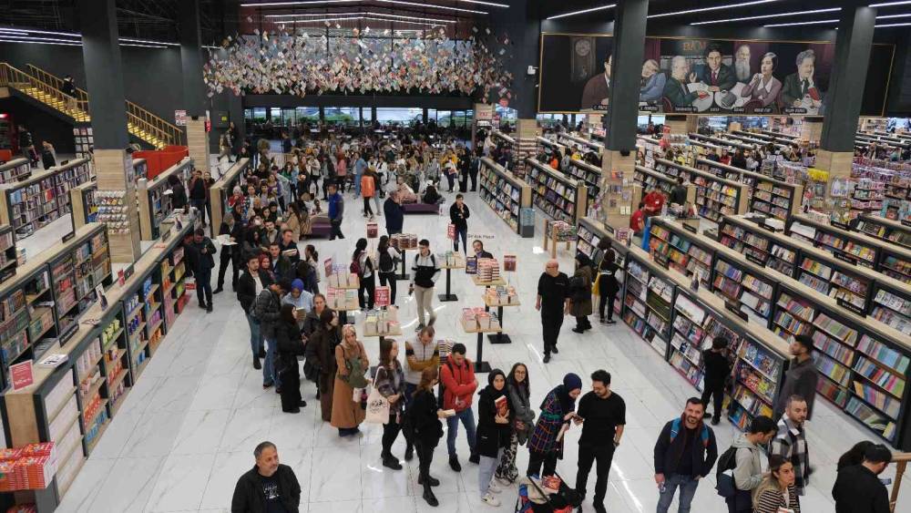 bkmkitap birçok ünlüyü ağırladı