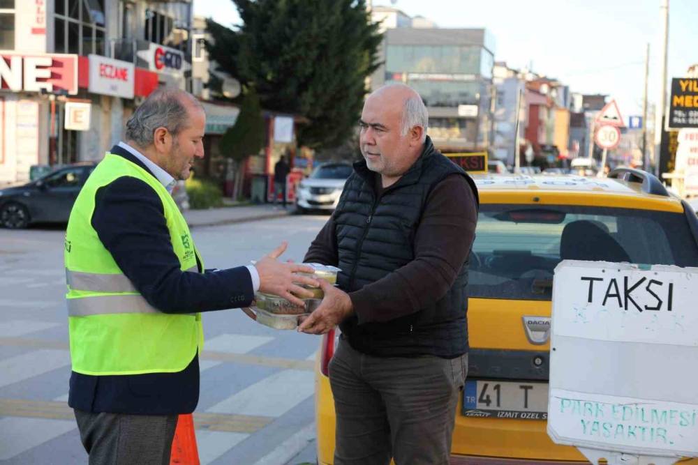 İftar saatinde 420 taksiciye sıcak yemek dağıtıldı