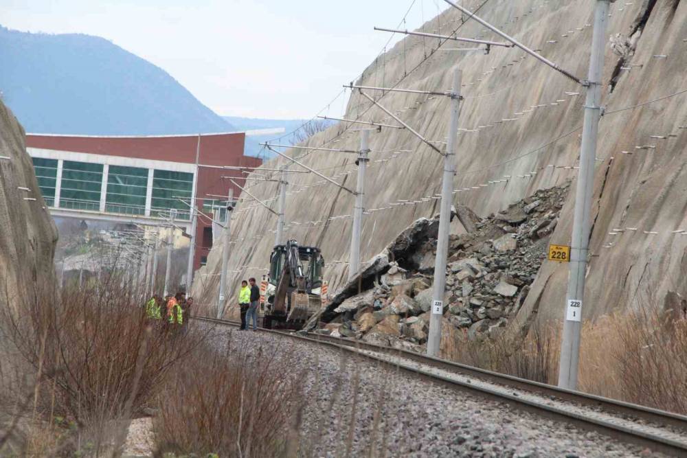 Bilecik’te tren hattında istinat duvarı çöktü