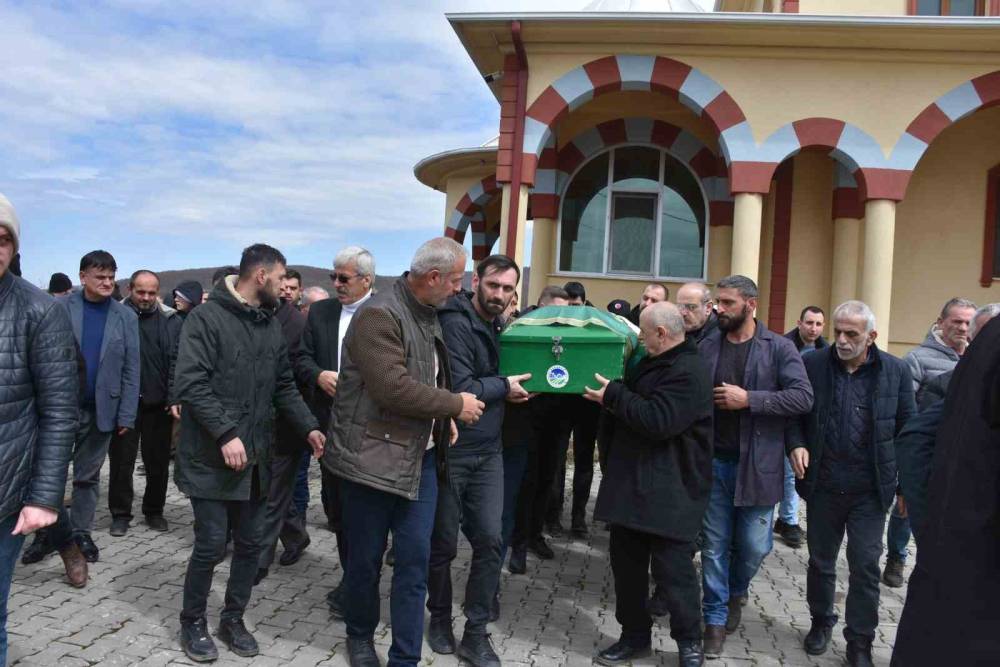 Pide yerken soluk borusu tıkanarak ölen kişi son yolculuğuna uğurlandı