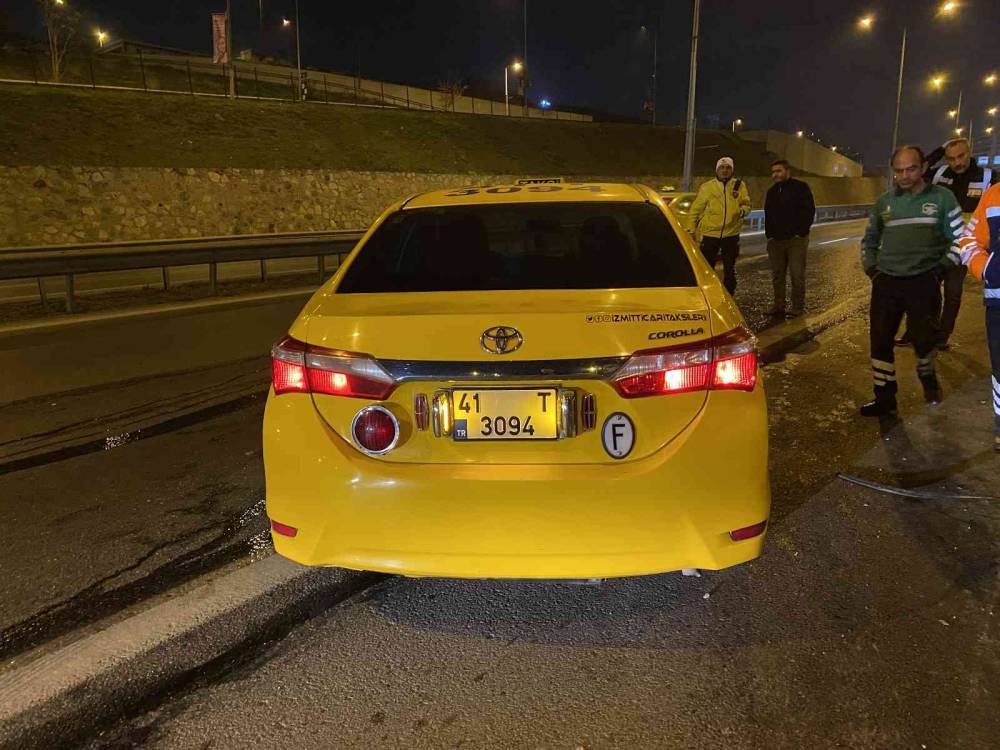 Pendik’te ehliyetsiz sürücü önce ticari taksiye ardından bariyerlere çarptı: 1 yaralı