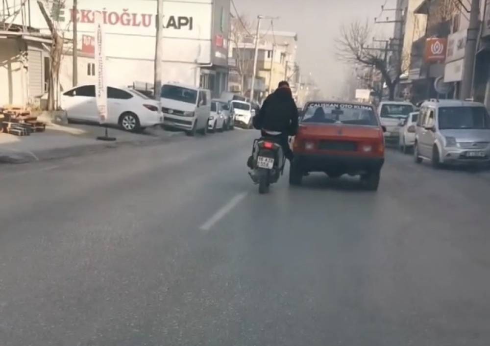 Bozulan otomobili motosiklet ile itti