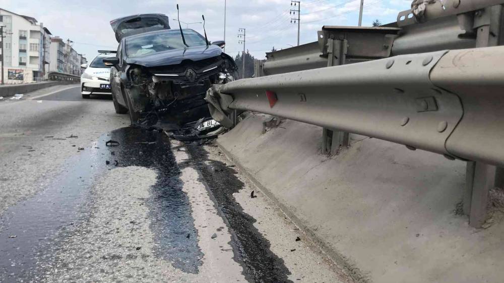 Yol ayrımında bariyerlere çarptı: 3’ü çocuk 6 yaralı
