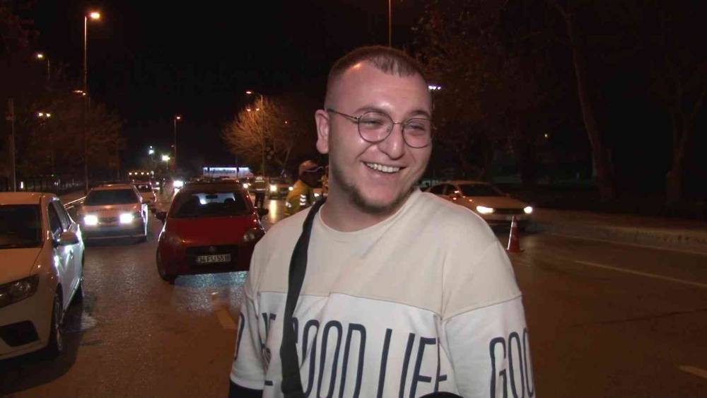 Kadıköy’de denetime takılan korsan taksiciden muhabire ilginç tepki: ’Güleyim mi ağlayayım mı bilemedim’