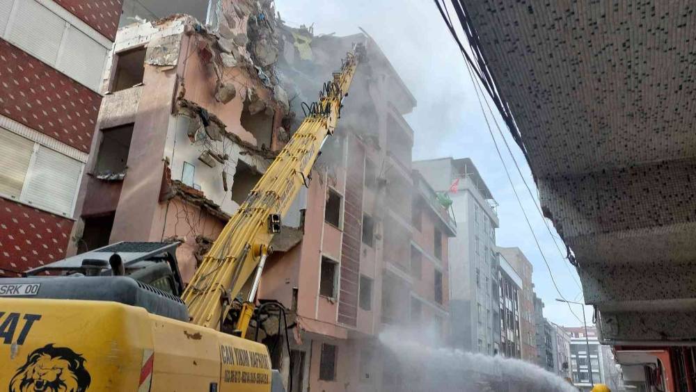 Küçükçekmece’de kolonu patlayan binanın yıkımına başlandı