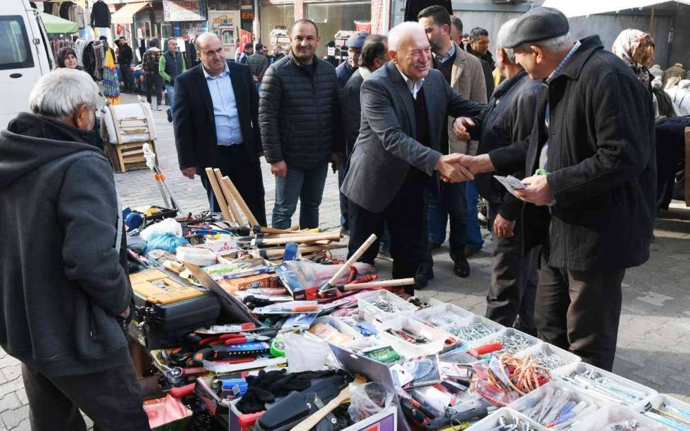 Başkan Yılmaz, pazarcı esnafı ve vatandaşların yeni yılını kutladı