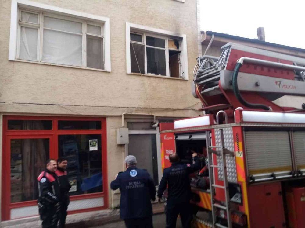 Ocakta unutulan yemek mutfağı yaktı
