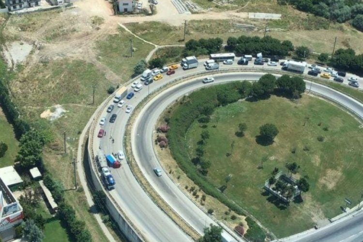 Bursa'da Mudanya Yönünde Kamyon Devrildi, Trafik Durma Noktasına Geldi