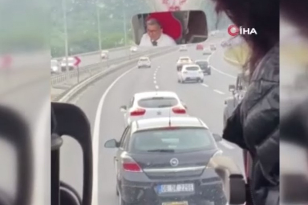 Düğün konvoyu trafikte tehlike saçtı