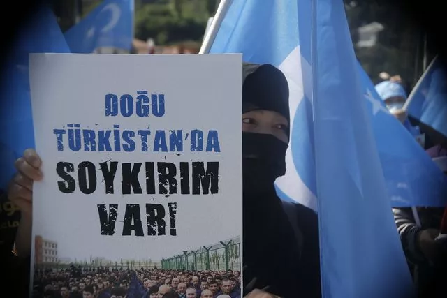 ELLERİ ZİNCİRLİ YÜZLERİ MASKELİ DOĞU TÜRKİSTANDA SOYKIRIM VAR