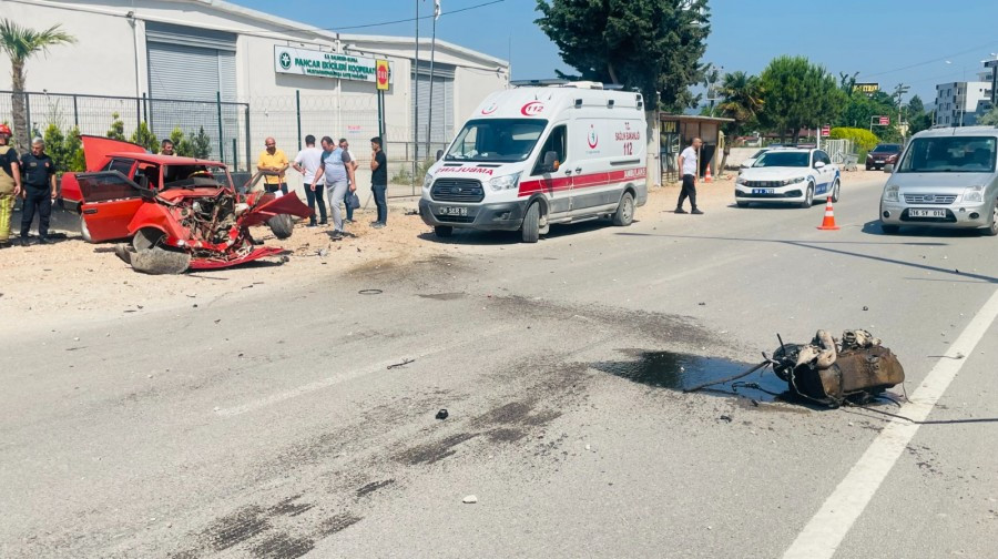 Mustafakemalpaşa'da Kontrolden Çıkan Otomobilin Kaza Anı Güvenlik Kamerasında